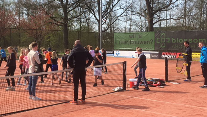 Kinderen Johan Seckel school tennissen bij TCO