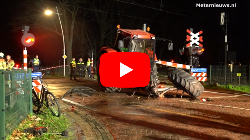 Tractor en trein botsen op overweg in Staphorst